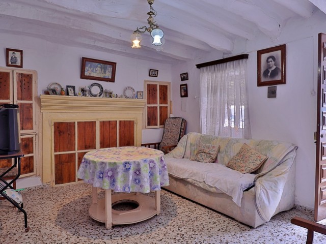 Villa con 3 Dormitorios  en Alfarnate