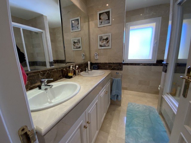 Apartamento con 3 Dormitorios  en Río Real