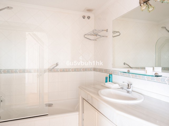 Adosado con 5 Dormitorios  en Benalmadena Costa