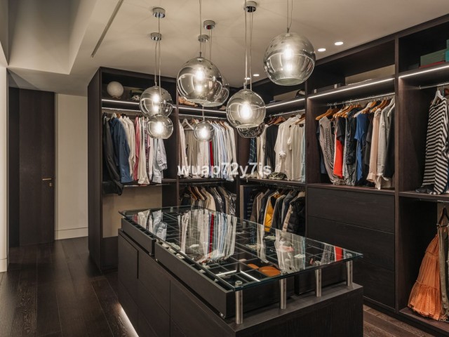 4 Bedrooms Villa in Benahavís