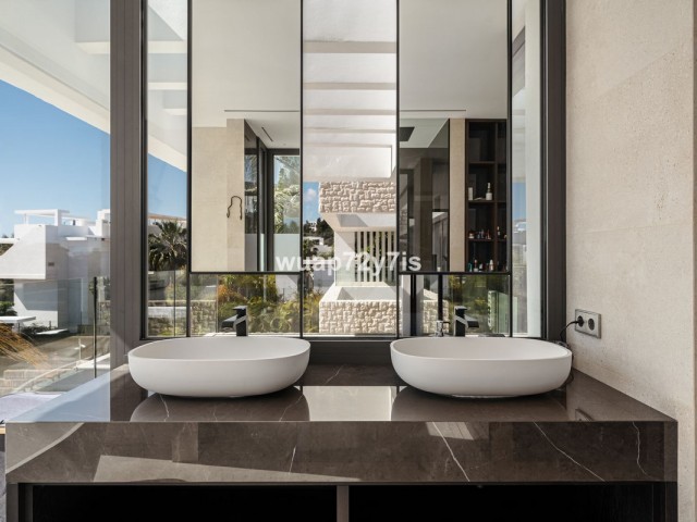 4 Bedrooms Villa in Benahavís