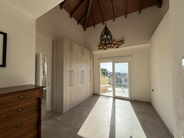 5 Soveroms Villa i Estepona