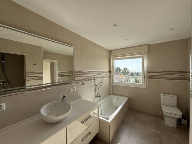 5 Soveroms Villa i Estepona