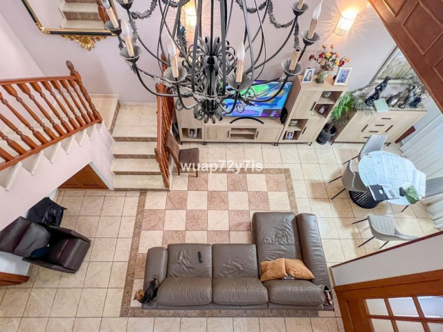 5 Bedrooms Villa in Estepona