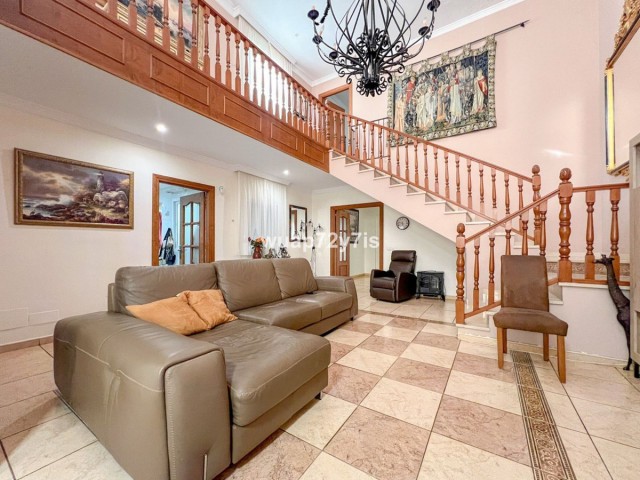 5 Bedrooms Villa in Estepona