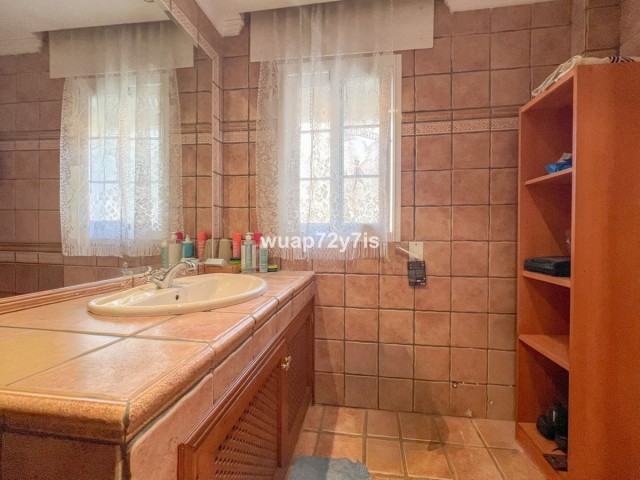 5 Bedrooms Villa in Estepona