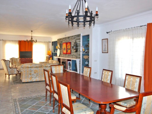 10 Bedrooms Villa in Elviria