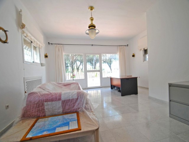 10 Bedrooms Villa in Elviria