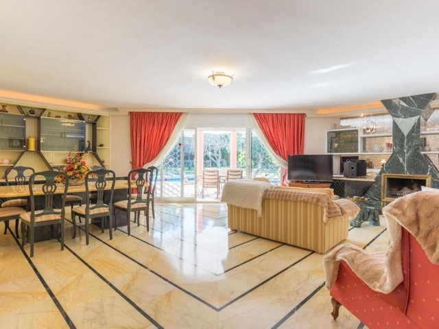 Villa con 4 Dormitorios  en Bel Air