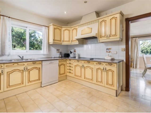 3 Bedrooms Villa in Guadalmina Alta