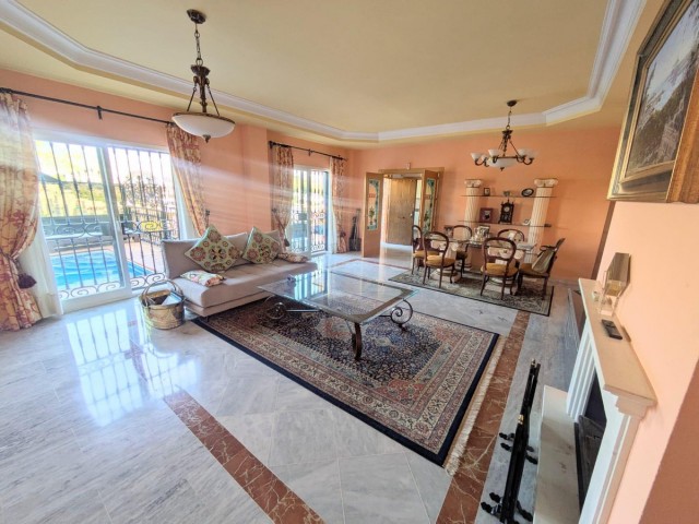 Villa avec 5 Chambres  à Málaga