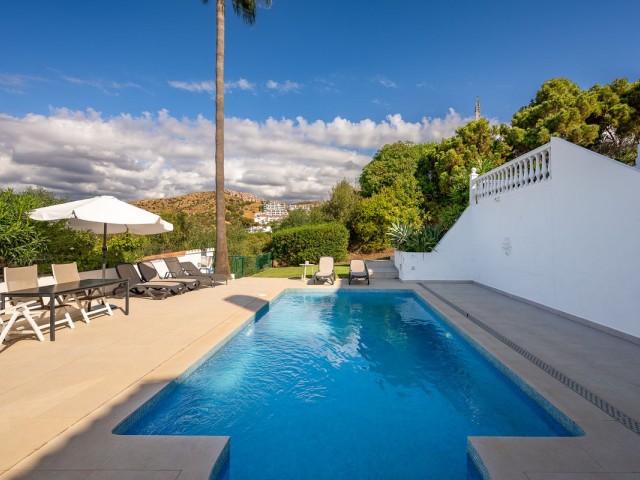 Maison mitoyenne avec 4 Chambres  à Calahonda