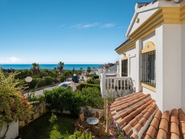 Maison mitoyenne avec 4 Chambres  à Calahonda
