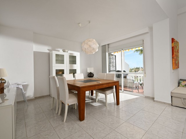 Maison mitoyenne avec 4 Chambres  à Calahonda