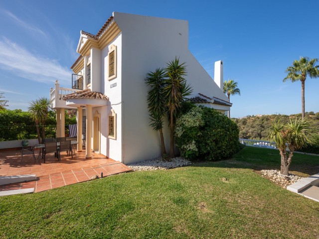 Maison mitoyenne avec 4 Chambres  à Calahonda