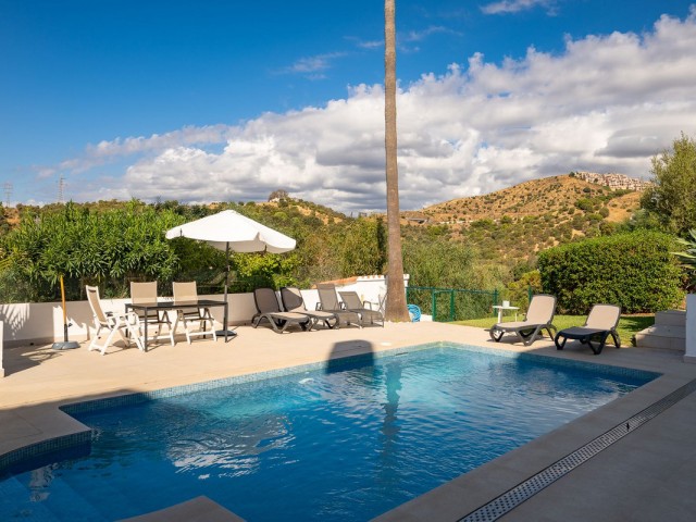 Maison mitoyenne avec 4 Chambres  à Calahonda