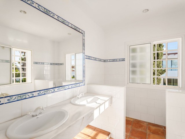 5 Bedrooms Villa in Marbesa