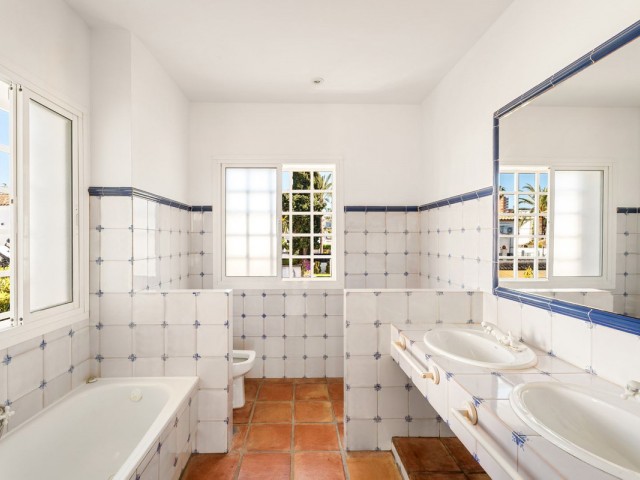 5 Bedrooms Villa in Marbesa