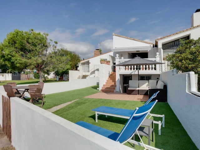 Maison mitoyenne avec 4 Chambres  à Estepona