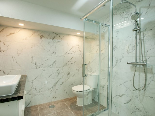 Maison mitoyenne avec 4 Chambres  à Estepona