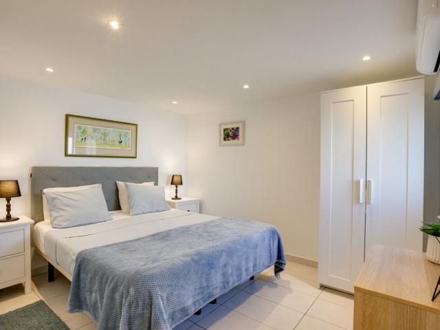 Maison mitoyenne avec 4 Chambres  à Estepona