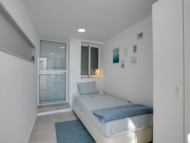 Maison mitoyenne avec 4 Chambres  à Estepona