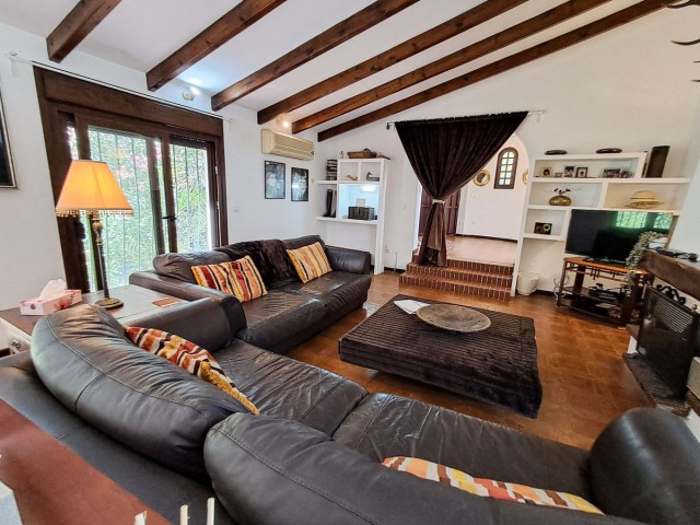 7 Bedrooms Villa in Calahonda