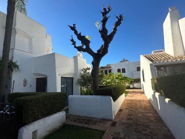 2 Bedrooms Townhouse in Estepona