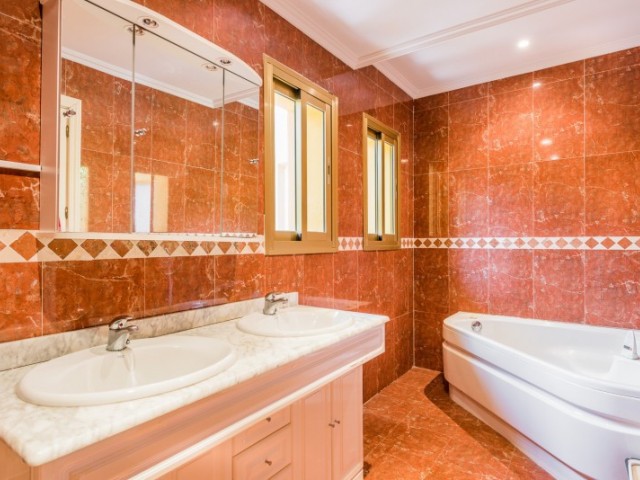 9 Slaapkamer Villa in El Rosario