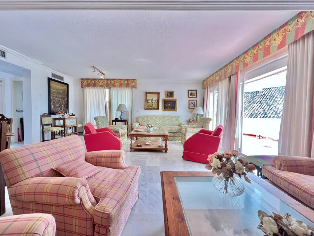 Adosado con 3 Dormitorios  en Estepona