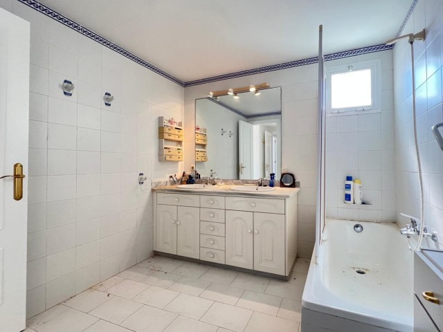 Adosado con 3 Dormitorios  en Estepona