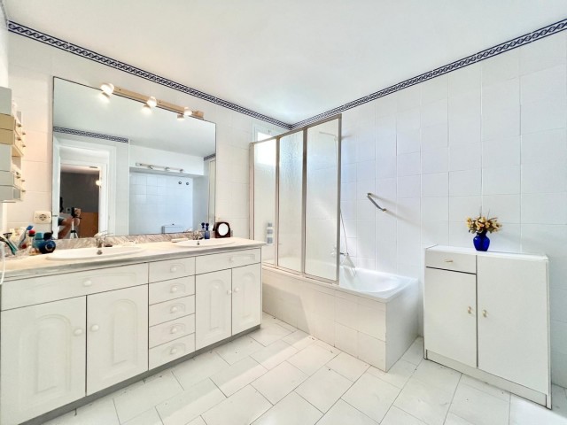 Adosado con 3 Dormitorios  en Estepona