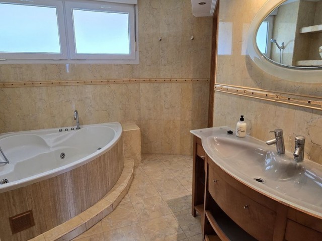 2 Bedrooms Apartment in Fuengirola