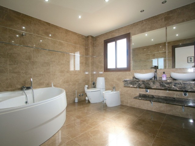 8 Schlafzimmer Villa in Sierrezuela