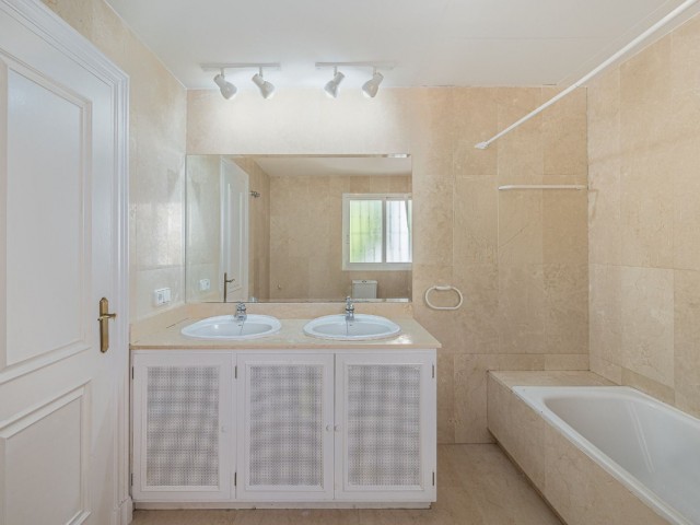 4 Bedrooms Townhouse in Benahavís