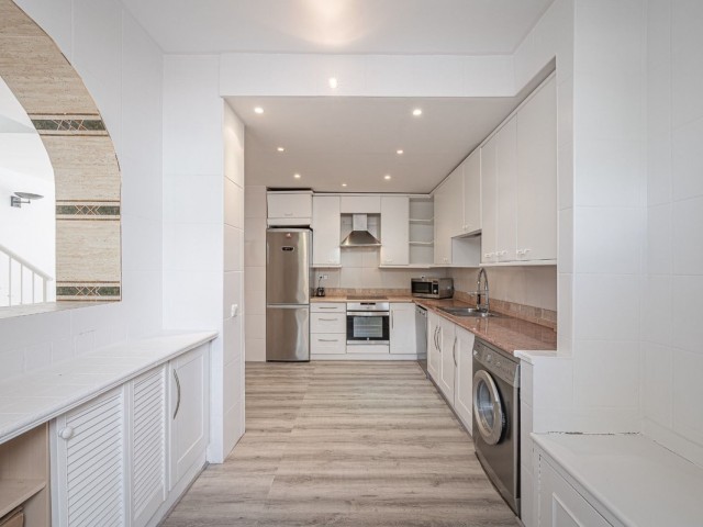 Adosado con 4 Dormitorios  en Benahavís