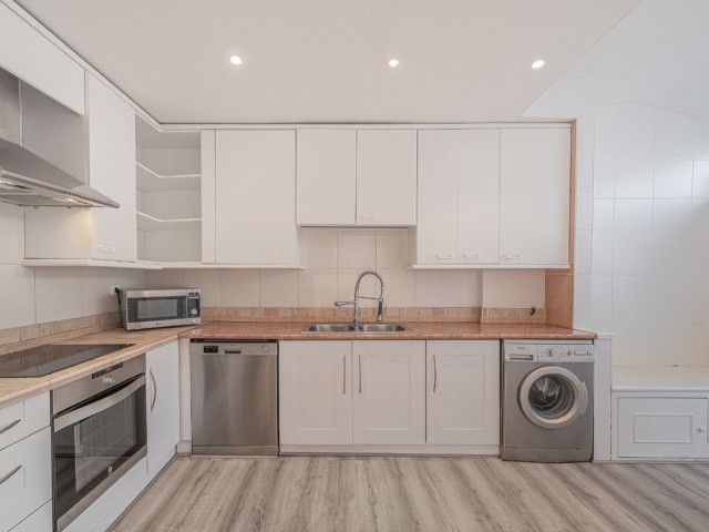 Adosado con 4 Dormitorios  en Benahavís