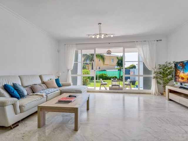 Adosado con 5 Dormitorios  en Calahonda