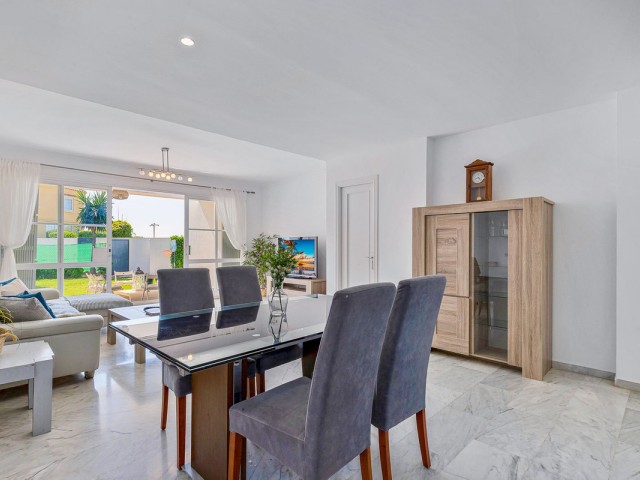 Adosado con 5 Dormitorios  en Calahonda