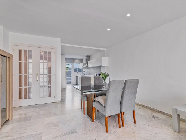 Adosado con 5 Dormitorios  en Calahonda