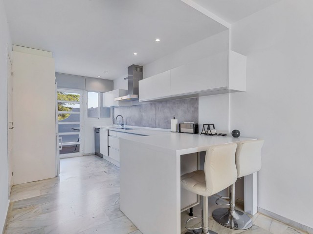 Adosado con 5 Dormitorios  en Calahonda