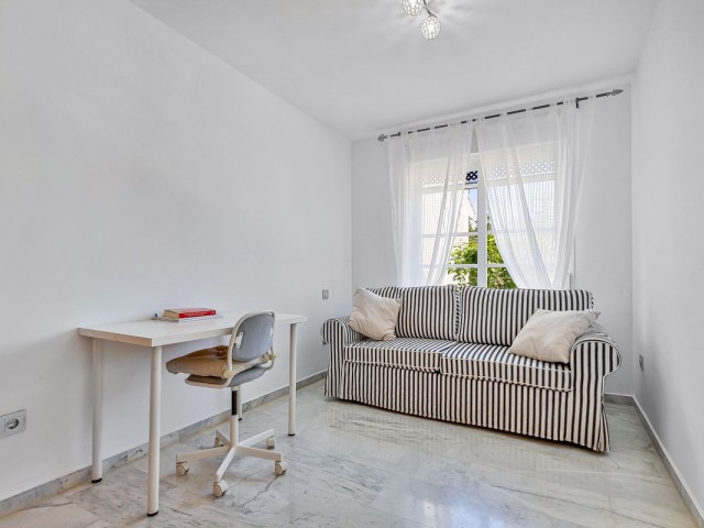 Adosado con 5 Dormitorios  en Calahonda