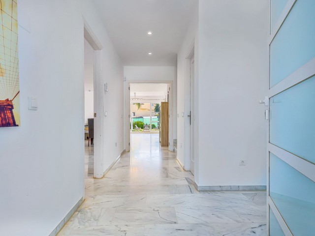 Adosado con 5 Dormitorios  en Calahonda