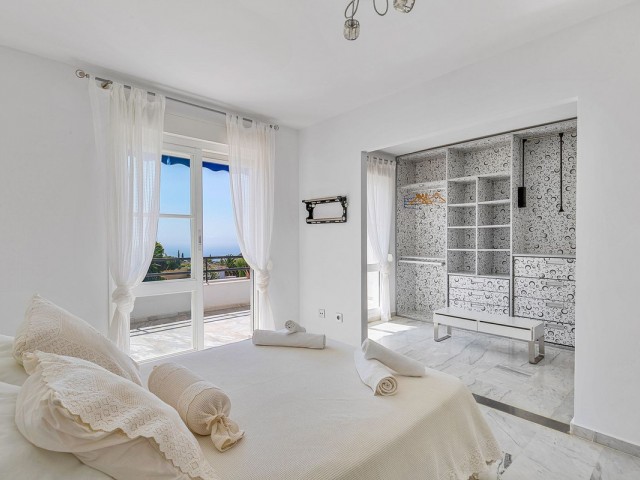 Adosado con 5 Dormitorios  en Calahonda