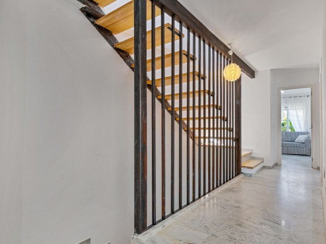 Adosado con 5 Dormitorios  en Calahonda