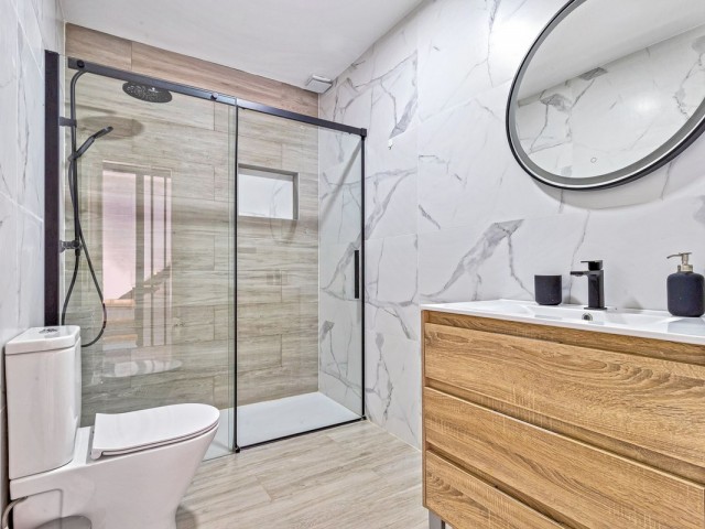 Adosado con 5 Dormitorios  en Calahonda