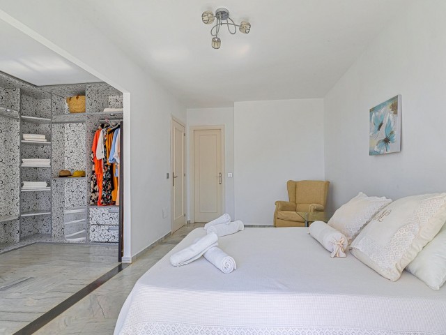 Adosado con 5 Dormitorios  en Calahonda