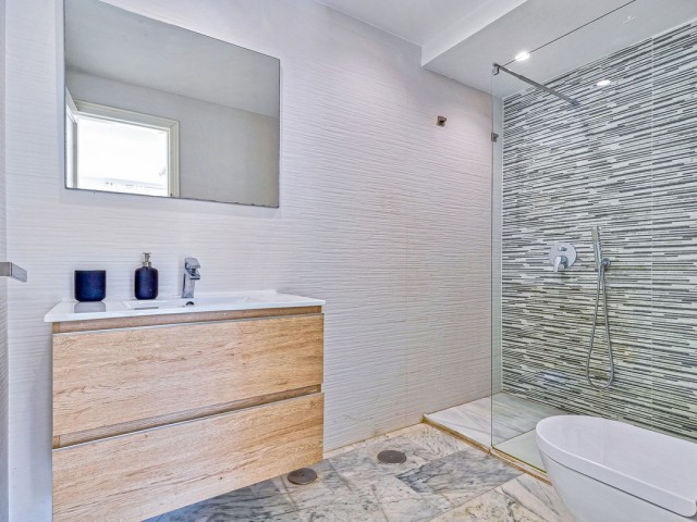 Adosado con 5 Dormitorios  en Calahonda