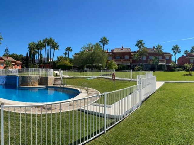 Adosado con 4 Dormitorios  en Benahavís