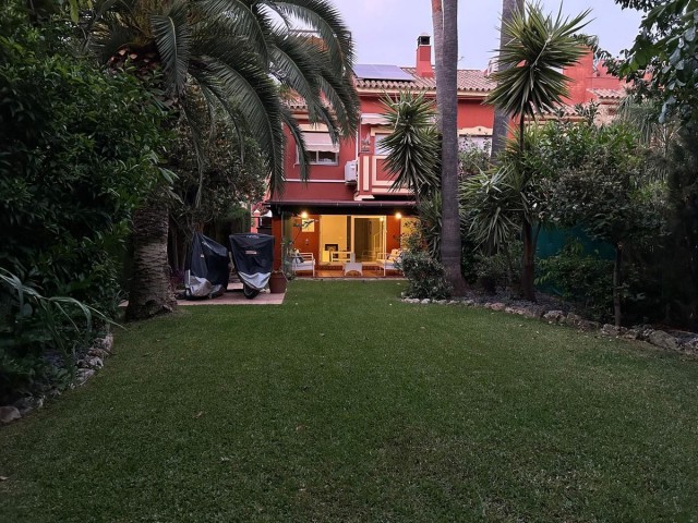 Maison mitoyenne avec 4 Chambres  à Benahavís